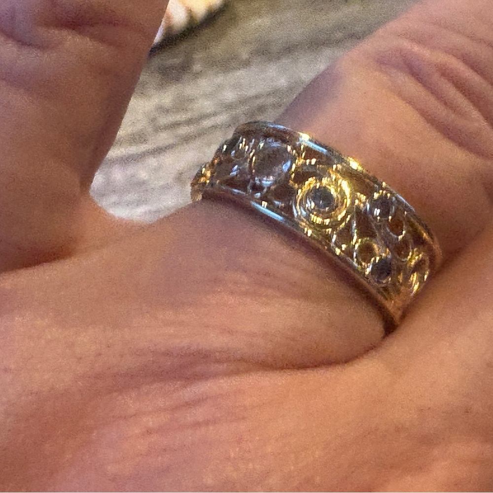 EUC, intricate swirl designed band gold plated with stone accents. Sz. 9